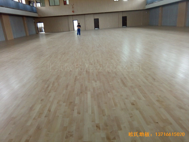 上海寶山區(qū)美蘭湖中學(xué)運動館體育木地板施工案例0