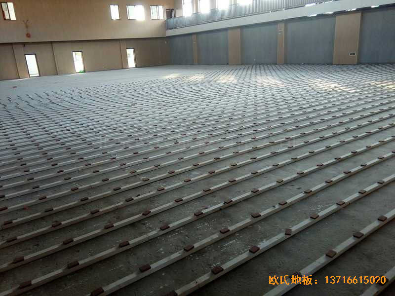 上海寶山區(qū)美蘭湖中學(xué)運動館體育木地板施工案例1