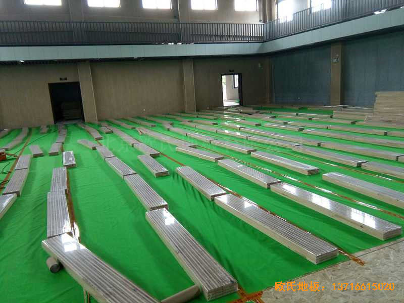 上海寶山區(qū)美蘭湖中學(xué)運動館體育木地板施工案例2