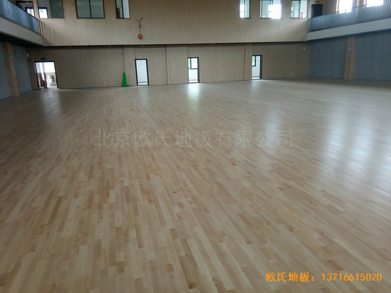 上海寶山區(qū)美蘭湖中學(xué)運動館體育木地板施工案例5