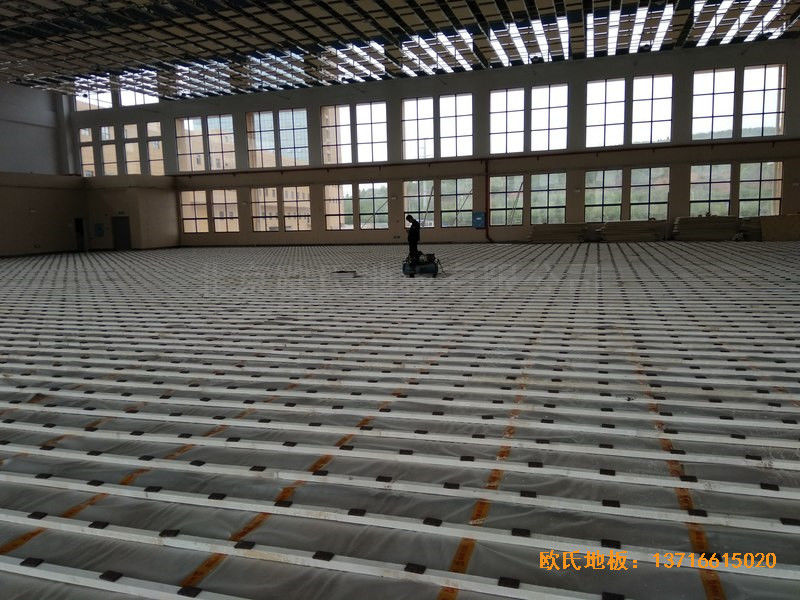 湖南岳麓南雅湘江中學(xué)籃球館運(yùn)動木地板施工案例1