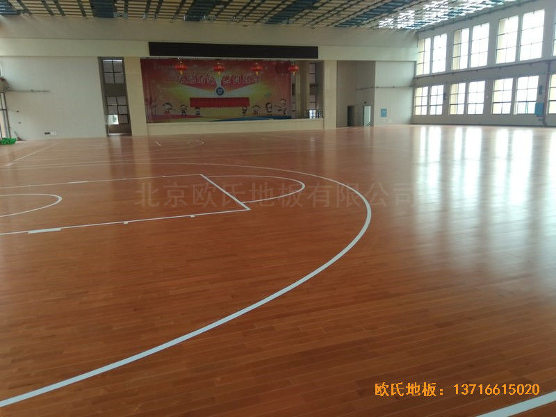 湖南岳麓南雅湘江中學(xué)籃球館運(yùn)動木地板施工案例4