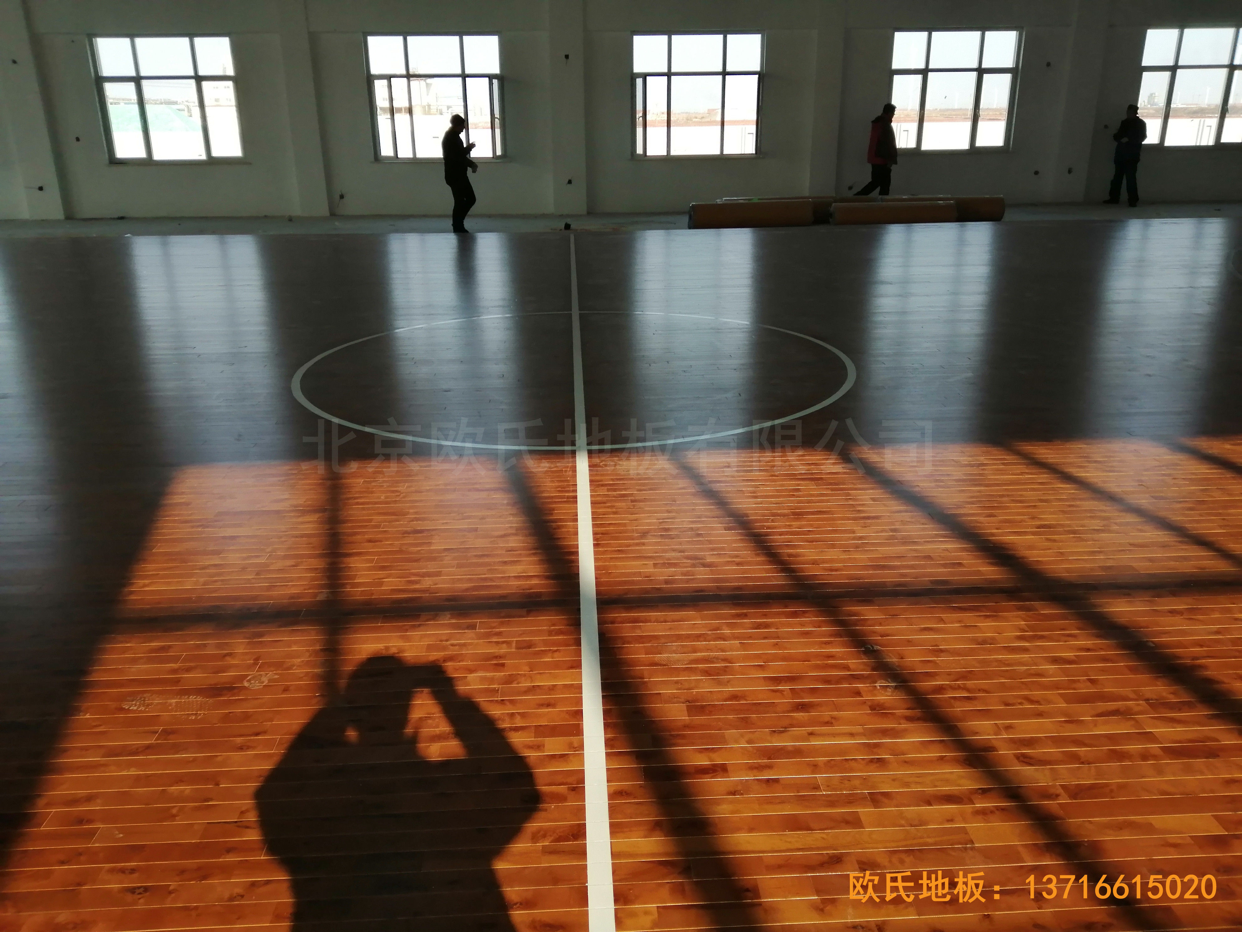 萊州銀海工業園消防特訓隊籃球館體育木地板施工案例0