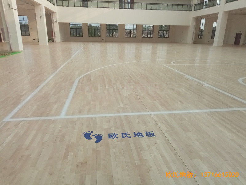 貴陽清華中學(xué)分校籃球館運(yùn)動地板安裝案例4
