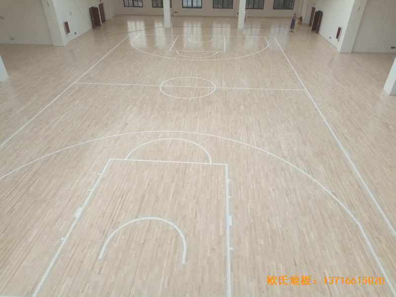 貴陽清華中學(xué)分校籃球館運(yùn)動地板安裝案例5