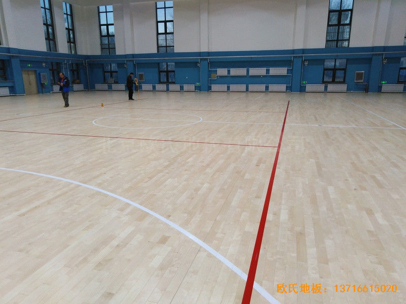 內蒙古扎蘭屯職業學院籃球館體育地板施工案例3