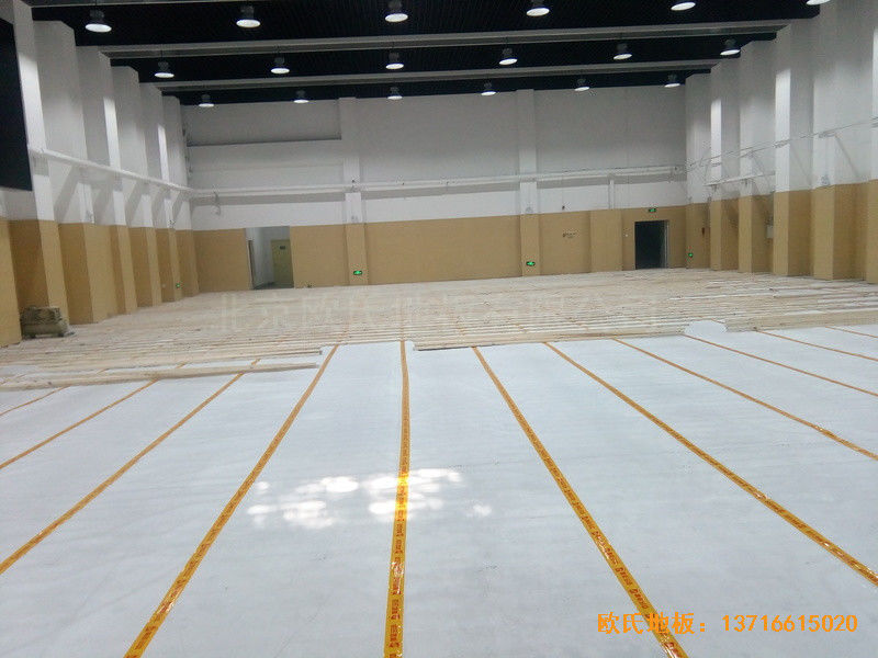 山東濟南歷下區(qū)燕山學校籃球館運動木地板施工案例2