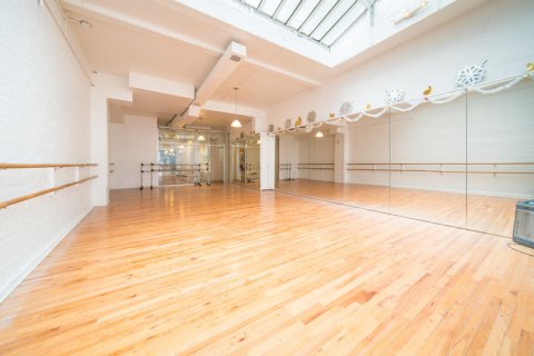 學(xué)校松木舞臺(tái)體育場館木地板施工單位