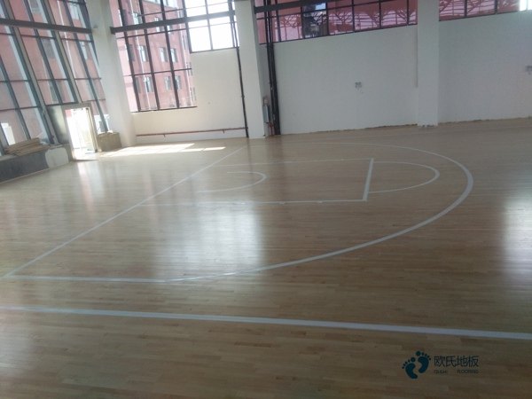 籃球場木地板沒彈性2